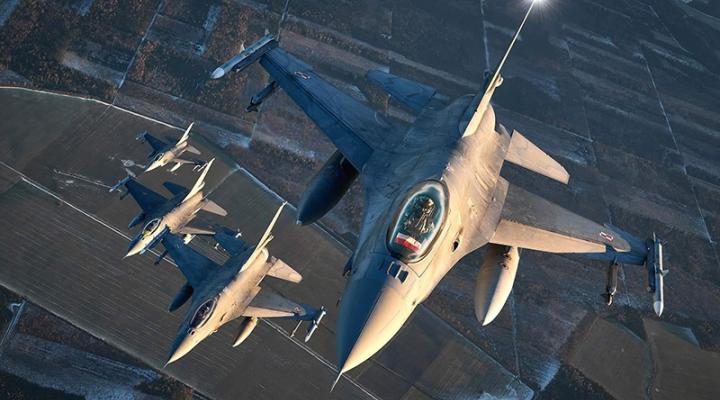 Cztery samoloty F-16 polskich Sił Powietrznych w locie - widok z góry (fot Piotr Łysakowski)