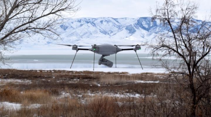 Dron w locie zimą - góry w tle (fot. Lockheed Martin)