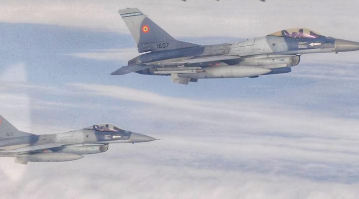 Dwa samoloty F-16 Rumuńskich Sił Powietrznych w locie (fot. arch. Ministerstwa Obrony Narodowej Rumunii)