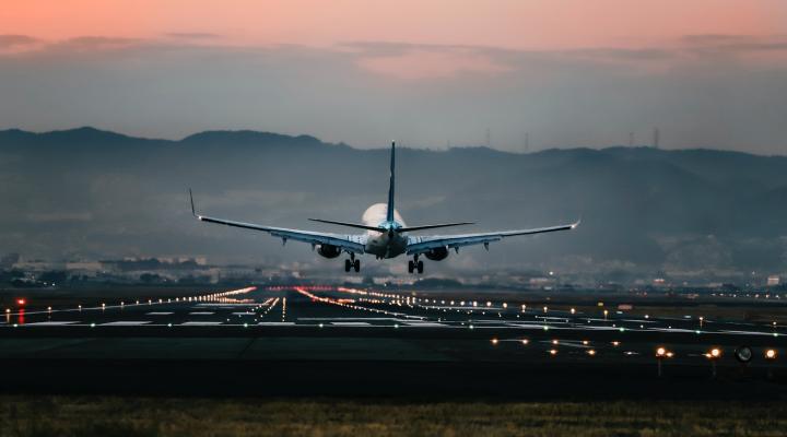 Samolot pasażerski - lądowanie - widok z tyłu (fot. ZZKRL)