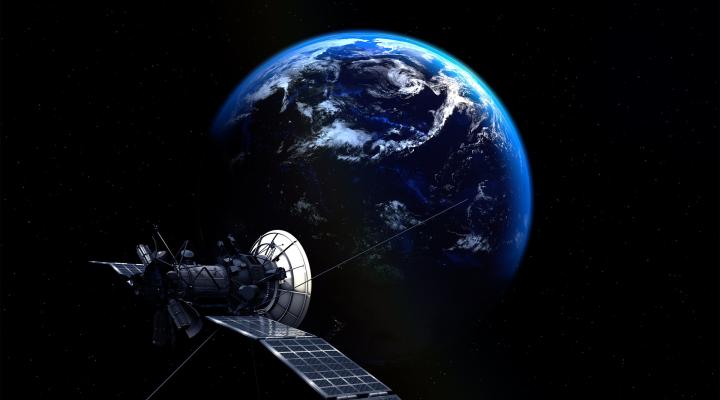 Satelita z Ziemią w tle (fot. Pixabay)