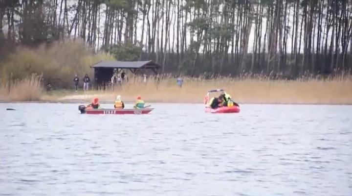 Akcja ratownicza po śmiertelnym wypadku lotniczym na Jeziorze Kłeckim (fot. kadr z filmu na youtube.com)