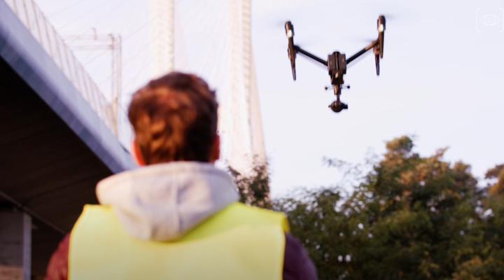 Dron i jego operator (fot. kadr z filmu Creotech Instruments)