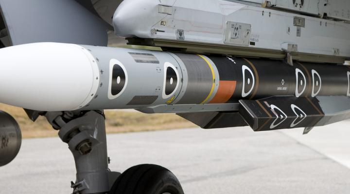 Meteor - pocisk powietrze-powietrze dalekiego zasięgu - pod skrzydłem samolotu (fot. MBDA)