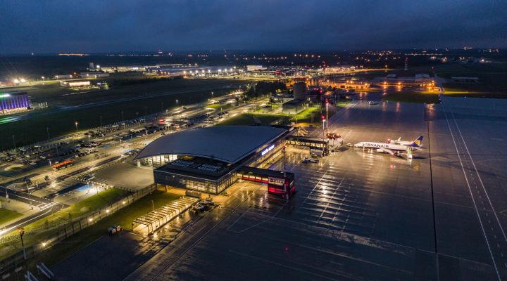 Port Lotniczy Rzeszów-Jasionka - widok z góry na płytę i terminal w nocy (fot. Robert Neumann/materiały prasowe Portu Lotniczego Rzeszów-Jasionka)