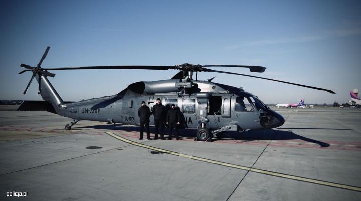 S-70i Black Hawk i jego załoga na płycie lotniska (fot. Artur Orliński z BKS KGP)