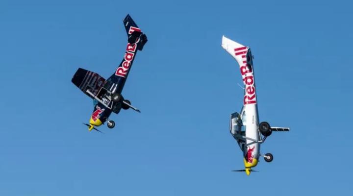 Samoloty Red Bull w synchronicznym nurkowaniu, fot. avweb