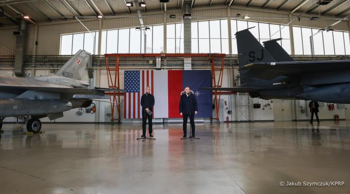 Sekreterz generalny NATO Jens Stoltenberg i prezydent Andrzej Duda w hangarze 32.BLT w Łasku (fot. Jakub Szymczuk/KPRM)
