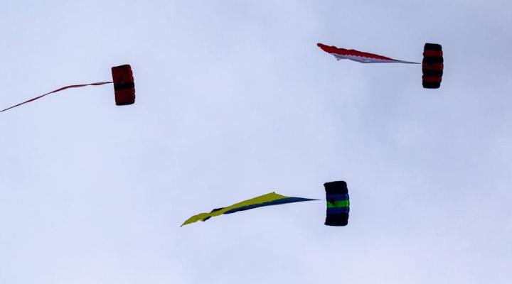 Skok spadochronowy Sky Magic i Aero Experiencez flagami Polski i Ukrainy