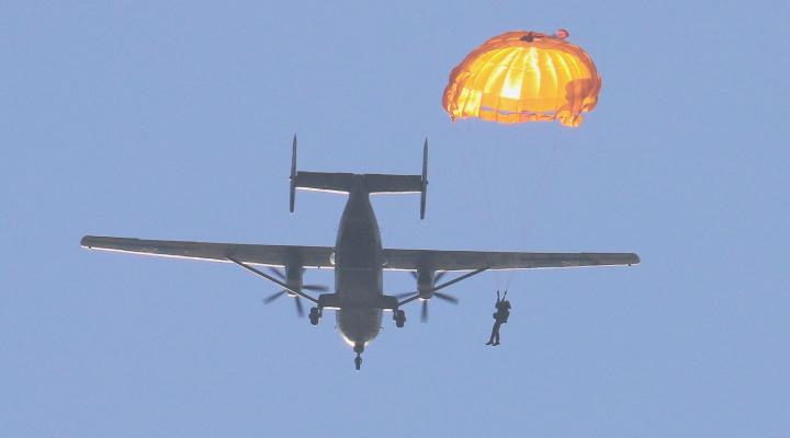 Skok spadochronowy z samolotu transportowego M-28 Bryza (fot. kpt. Ewa Złotnicka)