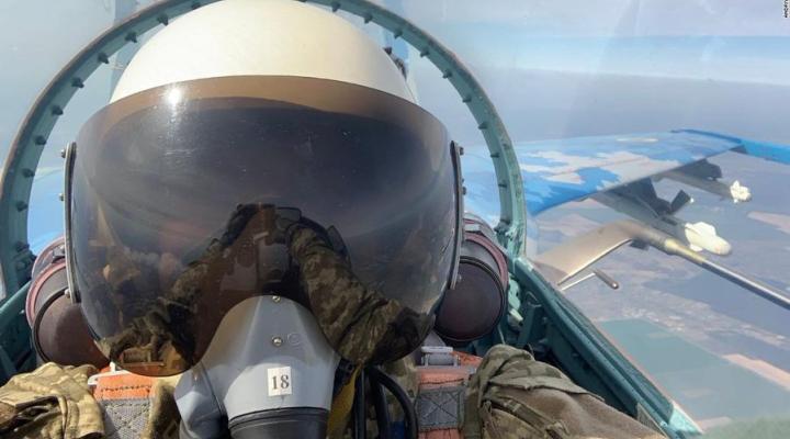 Ukraiński pilot w samolocie Su-27 (fot. Siły Powietrzne Ukrainy/Twitter)