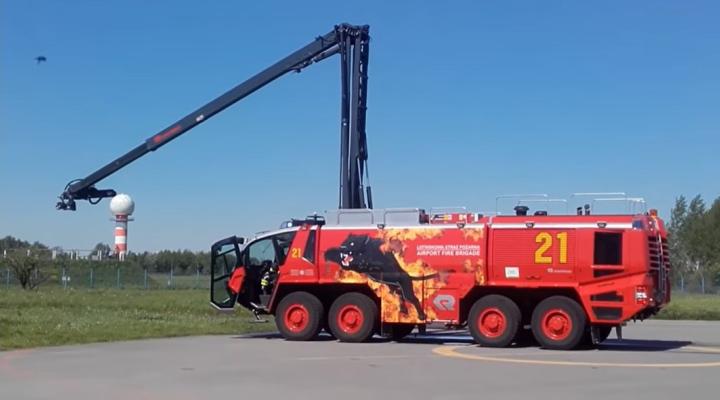 Wóz ratowniczo-gaśniczy Lotniskowej Straży Pożarnej na Lotnisku Chopina (fot. Lotnisko Chopina)
