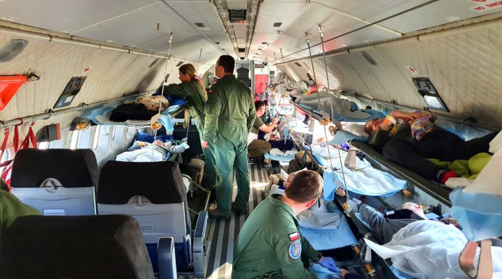 Zespół Ewakuacji Medycznej 8.BLTr podczas transportu lotniczego ukraińskich dzieci (fot. 8.BLTr)