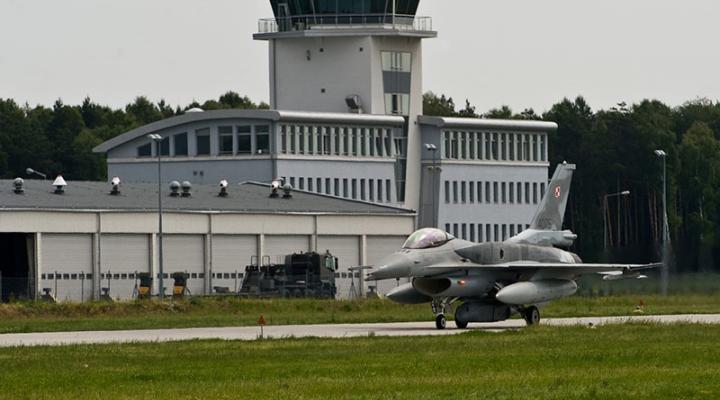 F-16 na lotnisku w Łasku - wieża w tle (fot. st. chor. sztab. Adam Roik / Combat Camera DORSZ)