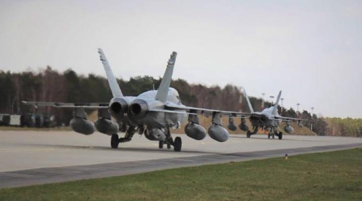 F18 - amerykańskie myśliwce w bazie lotniczej w Łasku (fot. Mariusz Błaszczak/Twitter)