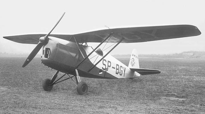 RWD-10 na lotnisku (fot. Janusz Babiejczuk, Jerzy Grzegorzewski: Polski przemysl lotniczy 1945-1973, Warsaw 1974/Domena publiczna/Wikimedia Commons)