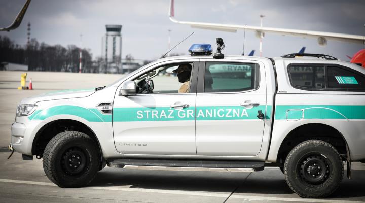 Samochód Straży Granicznej na płycie lotniska w Krakowie-Balicach (fot. Karpacki OSG)