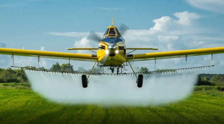 Samolot agrolotniczy podczas oprysków, fot. avweb