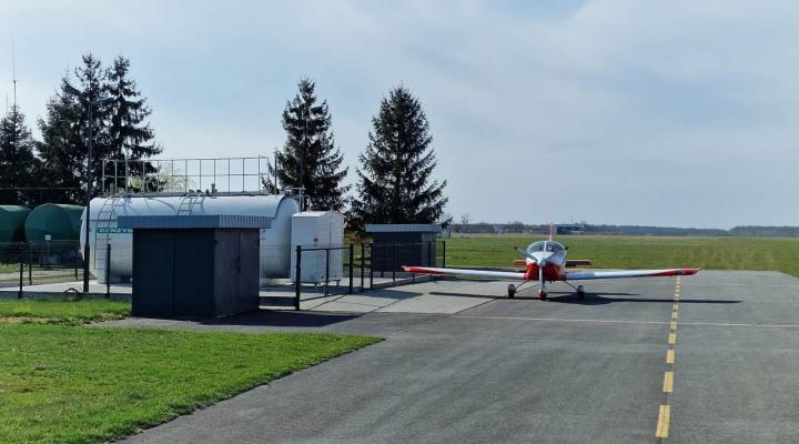 Stacja paliw na lotnisku w Michałkowie i samolot (fot. Aeroklub Ostrowski)