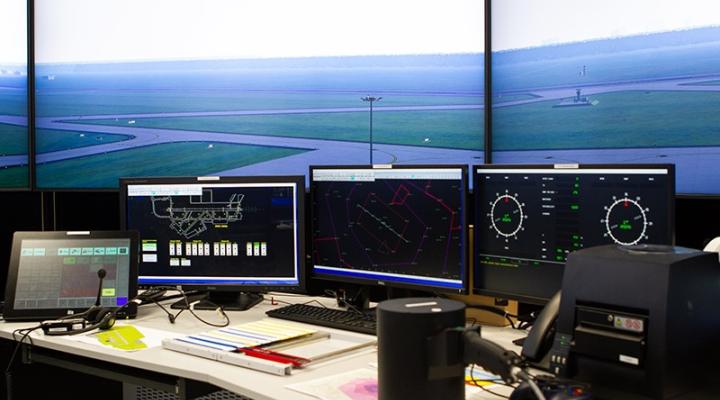 Symulator kontroli ruchu lotniczego - stanowisko kontrolera (fot. Lotnicza Akademia Wojskowa)