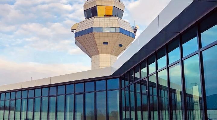 Wieża kontroli lotów na Lotnisku Chopina - widok z bliska zza budynku (fot. Piotr Bożyk/PAŻP)