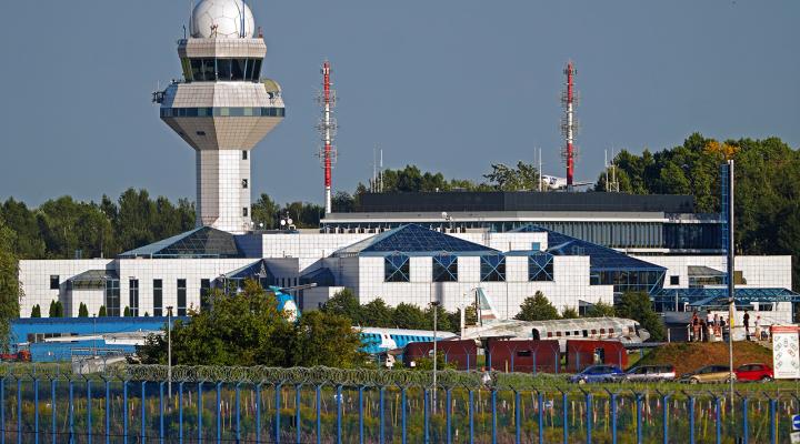 Wieża kontroli lotów na Lotnisku Chopina - widok zza ogrodzenia (fot. Piotr Bożyk/PAŻP)