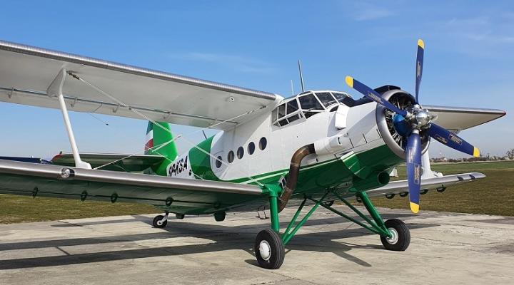 An-2 (SP-KSA) na płycie lotniska w Świdniku (fot. swidnik.pl)