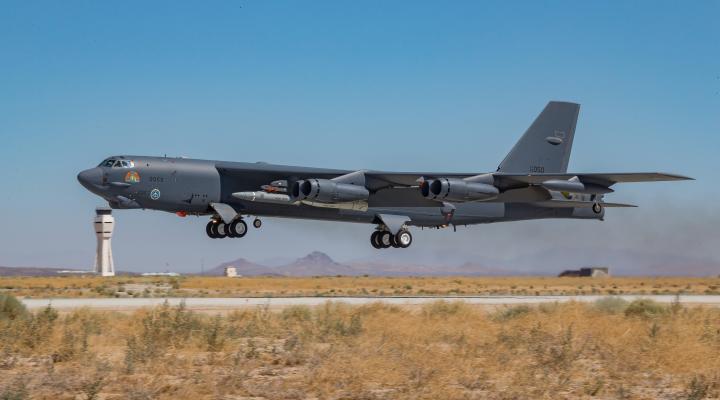 B-52H Stratofortress - start z lotniska w bazie sił powietrznych Edwards w Kalifornii (fot. edwards.af.mil)