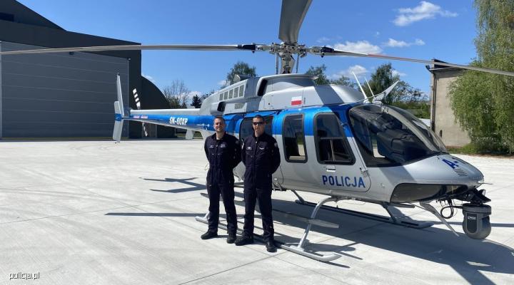 Bell 407GX-i należący do Policji z załogą przed hangarem (fot. kom. pil. Adrian Stefanowski z Zarządu Lotnictwa Policji GSP KGP)