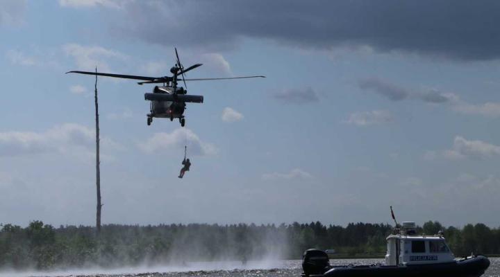 Black Hawk Policji na ćwiczeniach Renegade/Sarex-22 na Zalewie Zegrzyńskim (fot. Paweł Ostaszewski)