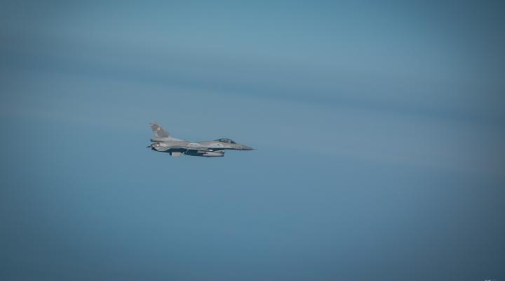 F-16 w locie - widok z boku z daleka (fot. st. chor. szt. mar. Arkadiusz Dwulatek)