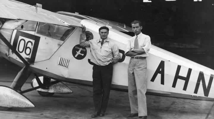 Pilot Franciszek Żwirko (z lewej) i konstruktor lotniczy Stanisław Wigura (z prawej) przed samolotem RWD-6 (fot. NAC)