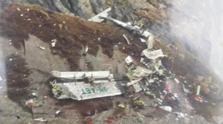 Szczątki samolotu DHC-6 Twin Otter 300 rozrzucone na zboczu góry w Nepalu (fot. kadr z filmu na youtube.com)