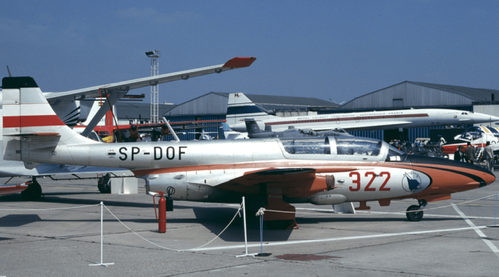 TS-11 Iskra (SP-DOF) na płycie lotniska (fot. Aeroklub Mielecki)