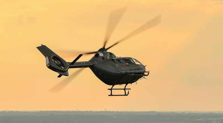 UH-72 B Lakota w locie - widok z tyłu z ukosa (fot. Airbus)