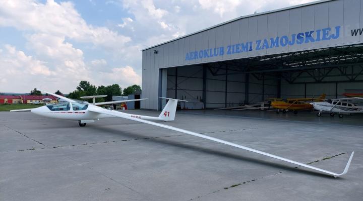 ASH 25M przed hangarem na lotnisku Zamość-Mokre (fot. Aeroklub Ziemi Zamojskiej)