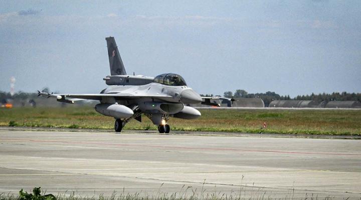 F-16 polskich Sił Powietrznych na lotnisku w Krzesinach (fot. Łukasz Zalesiński)