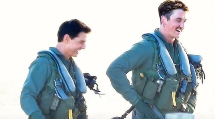 Miles Teller i Tom Cruise na planie filmu "Top Gun: Maverick" (fot. kadr z filmu na youtube.com)