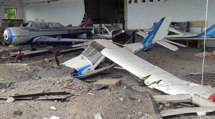 Zniszczone samoloty w zburzonym hangarze na lotnisku Korotycz (fot. Aeroklub Charkowski)