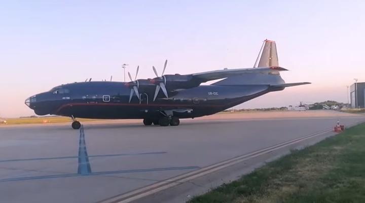 An-12 należący do firmy "Meridian" na lotnisku (fot. kadr z filmu na youtube.com)