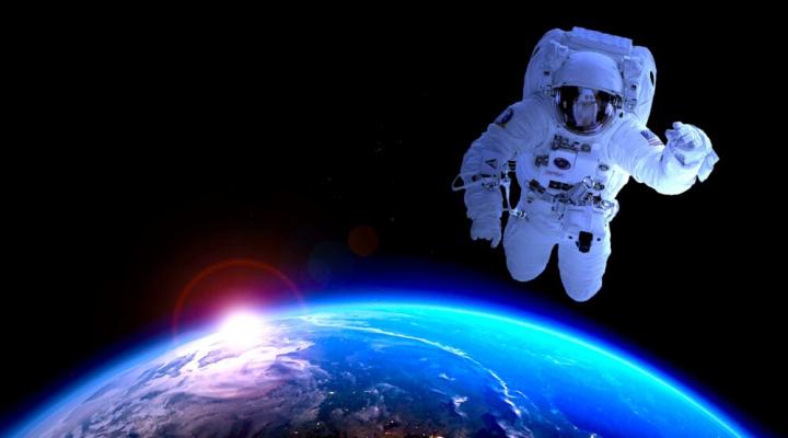Astronauta w przestrzeni kosmicznej (fot. akademia.kalisz.pl)