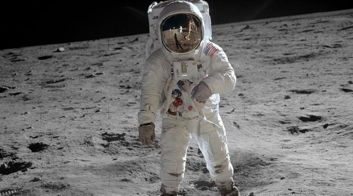 Buzz Aldrin na Księżycu sfotografowany przez Neila Armstronga (fot. Neil Armstrong, Domena publiczna, Wikimedia Commons)