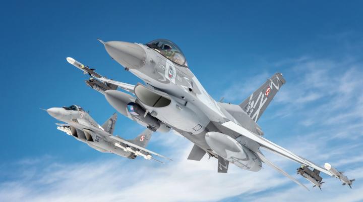 F-16 i MiG-29 polskich Sił Powietrznych w locie - widok z bliska (fot. Międzynarodowe Pokazy Lotnicze AIR SHOW, Facebook)