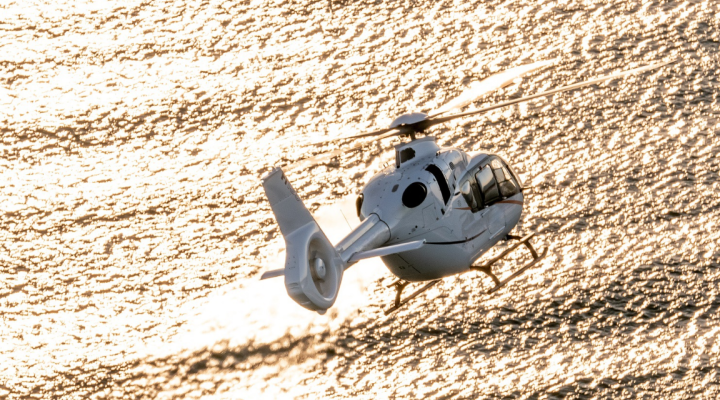 H135 w locie nad wodą - widok z tyłu (fot. Airbus Helicopters)