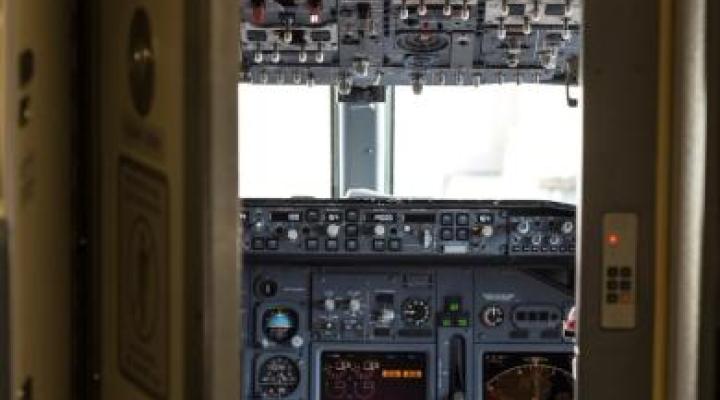 Kabina pilotów samolotu pasażerskiego - widok przez otwarte drzwi (fot. FAA)