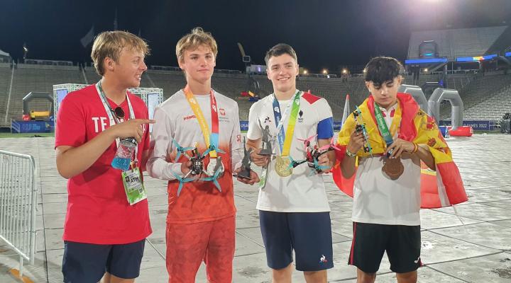 Paweł Laszczak (drugi od lewej) zdobył srebrny medal w wyścigach dronów na The World Games 2022 w Birmingham (fot. aeroklub-polski.pl)