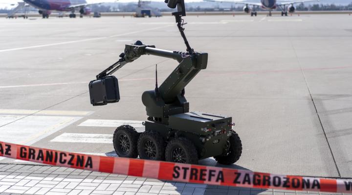 Robot pirotechniczny na lotnisku - samoloty w tle (fot. A. Kubiak)