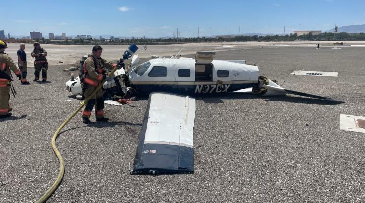 Rozbity Piper PA-46-350P Malibu Mirage na lotnisku w Las Vegas (fot. CNLV Fire Department, Twitter)