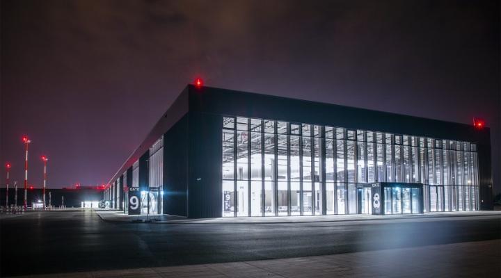 Terminal lotniska w Radomiu przeszedł testy techniczne - widok w nocy (fot. Mariusz Kłosiński, PPL)