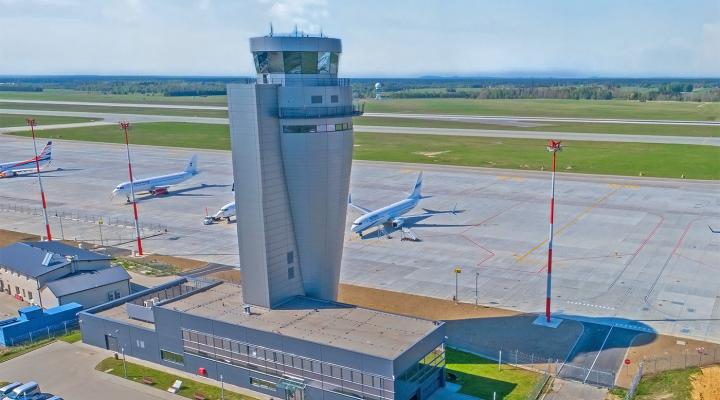 Wieża kontroli lotów na lotnisku w Katowicach - w tle płyta postojowa i pas startowy (fot. PAŻP)